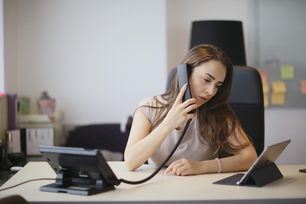 escritório de mulher de negócios, ginseng sentado no escritório à mesa, trabalho, conceito de negócio