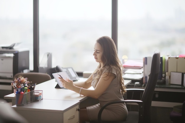 escritório de mulher de negócios, ginseng sentado no escritório à mesa, trabalho, conceito de negócio