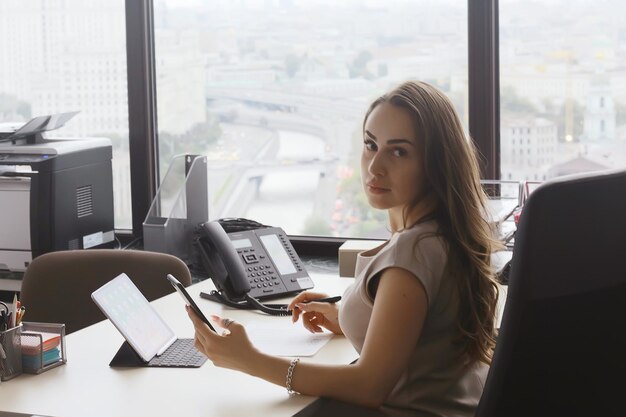 escritório de mulher de negócios, ginseng sentado no escritório à mesa, trabalho, conceito de negócio