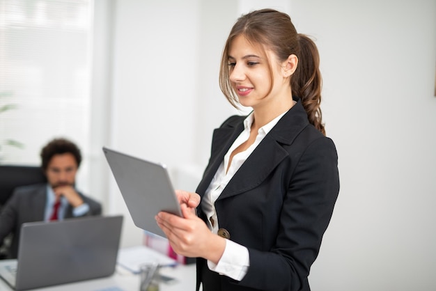 Escritório de mulher tablet