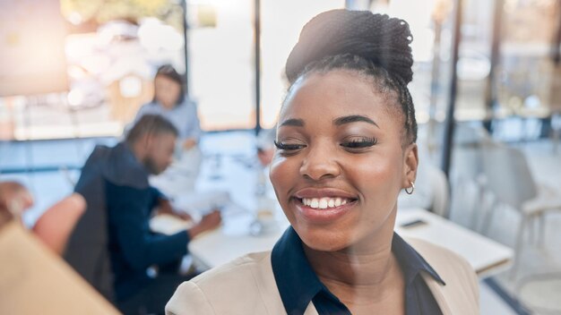 Escritório de planejamento e mulher escrevendo em um quadro para um projeto na sala de conferências com equipe Profissional de negócios e funcionária africana trabalhando em estratégia corporativa com colegas no local de trabalho