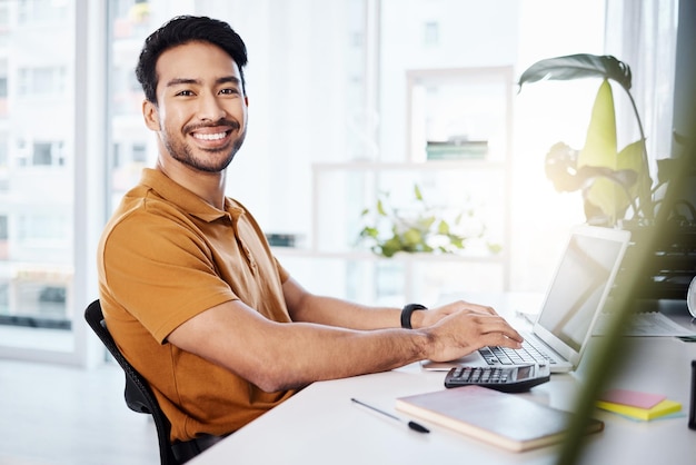 Escritório de retrato ou homem feliz digitando relatório de negócios para análise de orçamento de portfólio financeiro ou avaliação financeira Economia de administração contábil ou trabalho de contador masculino no saldo de pontuação de crédito