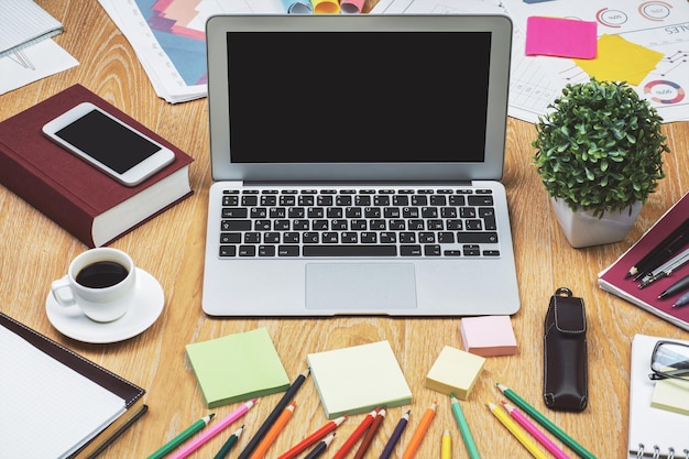 Escritorio de diseñador creativo con portátil vacío