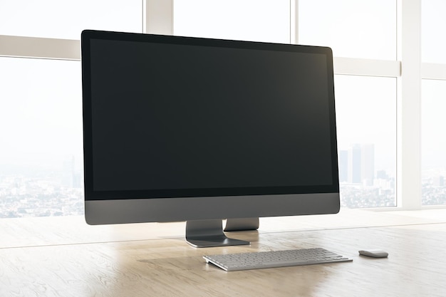 Escritorio de diseñador con pantalla de computadora negra y vacía