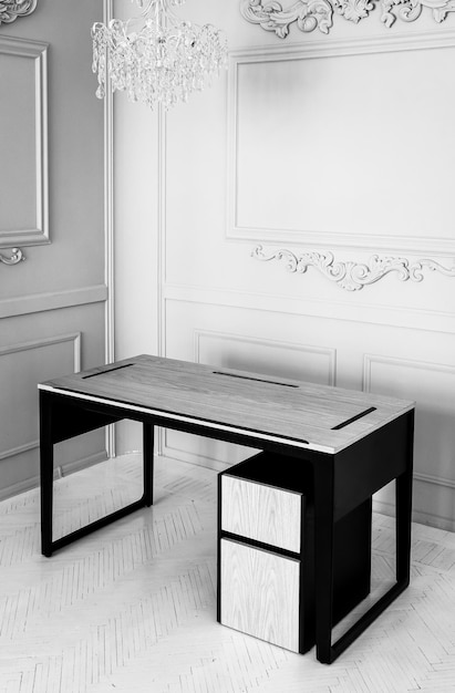 Escritório do diretor com grande mesa de madeira Design de interiores