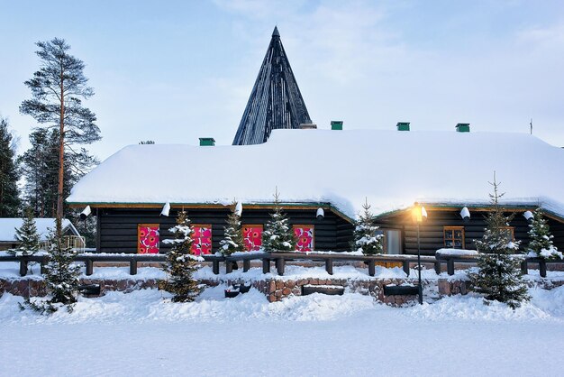 Escritório do papai noel na aldeia do papai noel com árvores de natal na lapônia finlandesa, escandinávia, no círculo polar ártico no inverno.