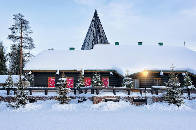 Escritório do Papai Noel na Aldeia do Papai Noel com árvores de Natal na Lapônia finlandesa, Escandinávia, no Círculo Polar Ártico no inverno.