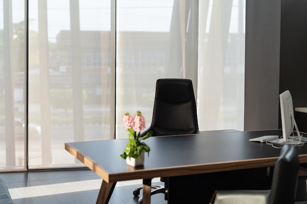 Foto escritório elegante local de trabalho da cabeça com monitor de computador e cadeira de flores