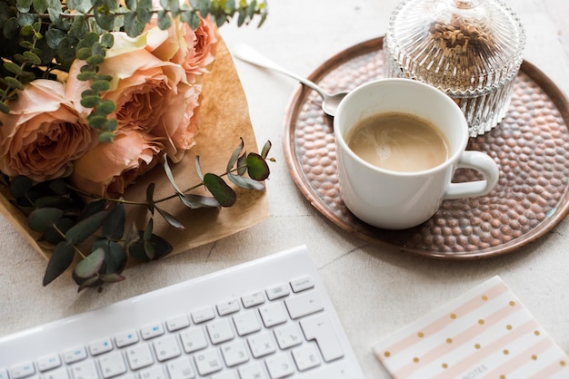 Escritório em casa de mesa feminino com flores