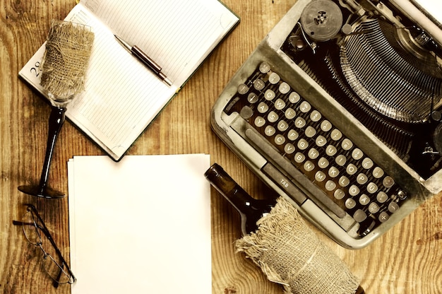 Escritorio de escritor con máquina de escribir retro