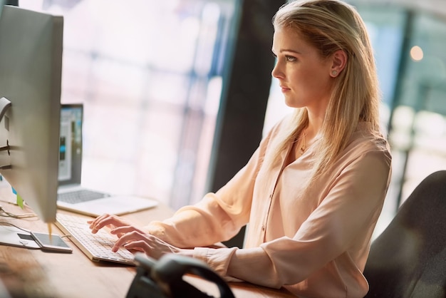 Escritorio de escritura y mujer en la computadora para ideas de investigación y comprobación de artículos para informes en línea Leer pensamiento y mujer de negocios en el escritorio con sitio web de tecnología y base de datos para análisis de crecimiento