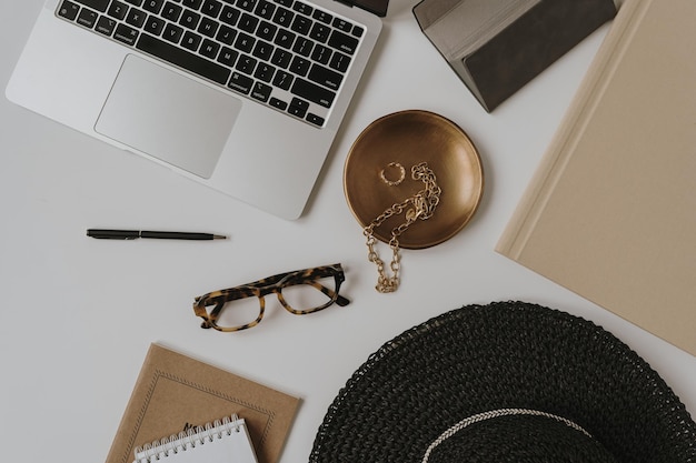 Escritorio de espacio de trabajo de oficina en casa minimalista estético Computadora portátil gafas bijouterie Lady boss concepto de negocio femenino
