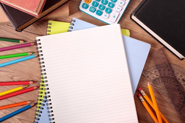 Escritorio del estudiante con libros en blanco