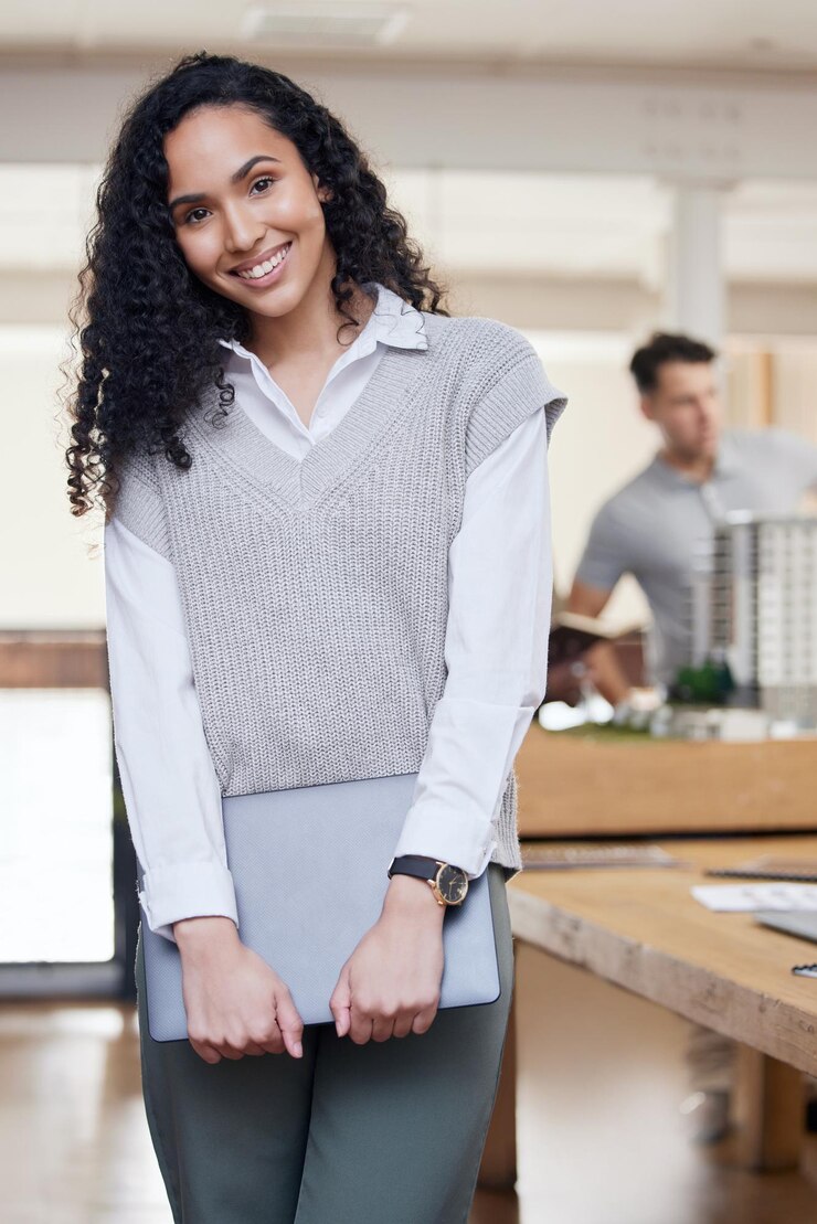 Foto escritório feliz e retrato de uma mulher no trabalho para administração de empresas e trabalho executivo sorriso de manhã e um empregado corporativo de pé no local de trabalho com tecnologia trabalhando em uma agência