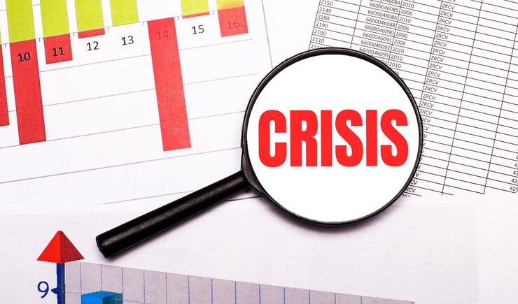 Foto en el escritorio, gráficos, informes, una lupa con la inscripción crisis.