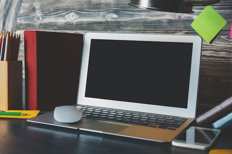 Foto escritorio hipster con pantalla de portátil en blanco