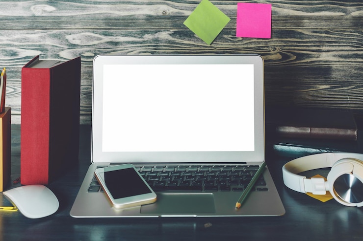 Foto escritorio hipster con pantalla de portátil en blanco