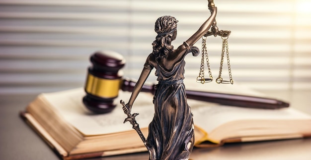 Escritório jurídico de advogados estátua modelo de bronze legal de themis deusa da justiça com martelo