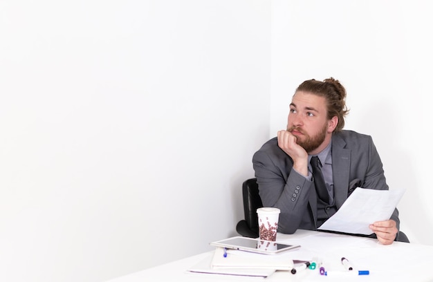 escritório laptop computador adulto mesa retrato trabalho negócios empresário confiante espaço de cópia