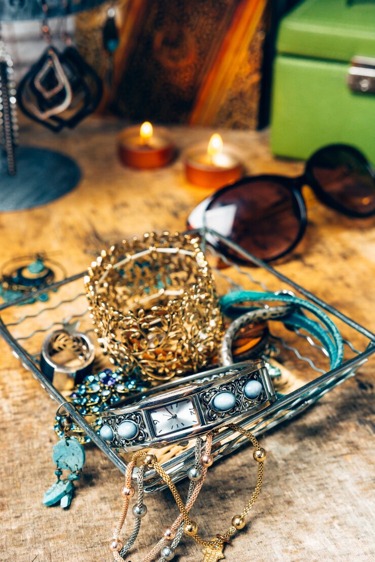 Foto escritorio lleno de accesorios para mujer.