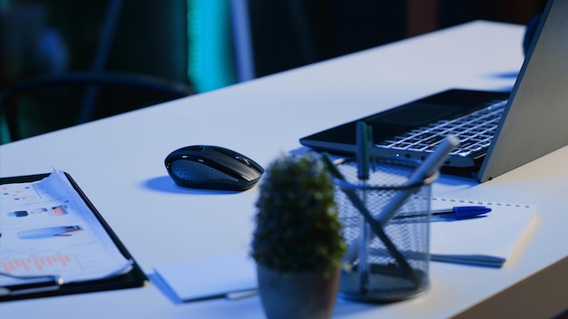 Escritorio lleno de artículos de productividad en una casa vacía