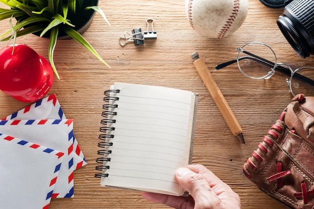 Escritorio de madera con fondo de papel de cuaderno en blanco