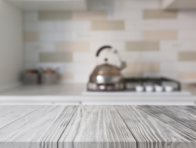 Foto escritorio de madera en frente del mostrador de la cocina con gas.