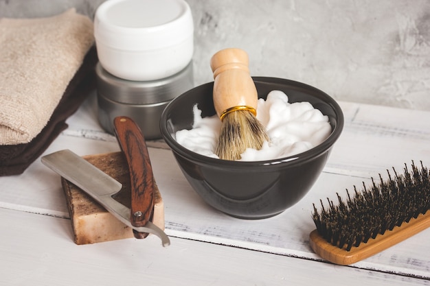 Escritorio de madera con herramientas para afeitarse la barba de cerca