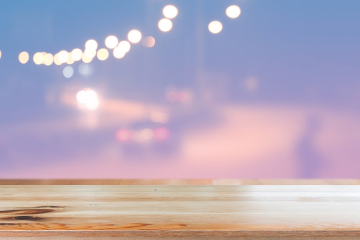 Foto escritorio de madera con luz borrosa bokeh resumen de antecedentes