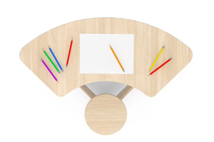Foto escritorio de madera para niños de estudio con lápices y papel fotográfico sobre un fondo blanco. representación 3d