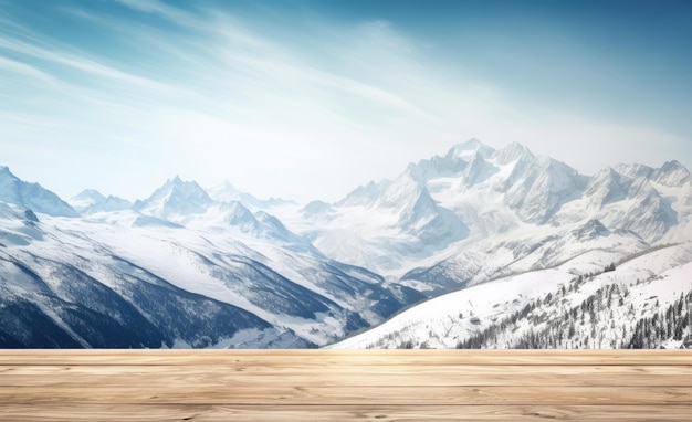 Escritorio de madera vacío con montañas invernales y cielo en el fondo