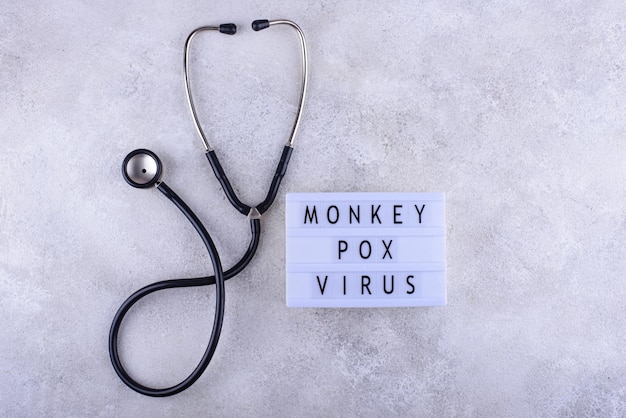 Foto escritorio médico del concepto del virus de la viruela del mono