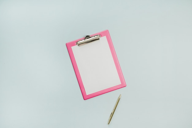 Escritorio de mesa de oficina plano minimalista con portapapeles en superficie azul