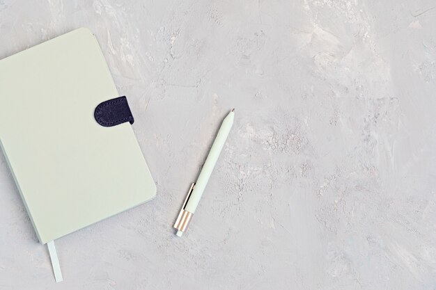 Escritorio minimalista con estilo con papelería de color orgánico
