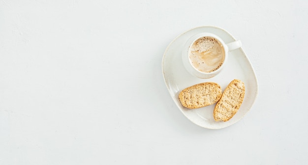 Escritorio minimalista con estilo con taza de café y galletas