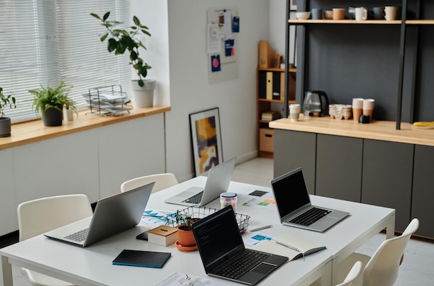 Foto escritório moderno com computadores para trabalho online