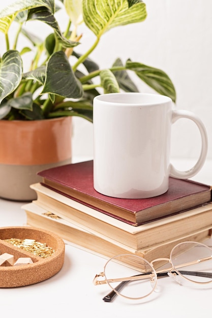 Escritorio moderno y ecológico con maqueta de taza blanca y estacionaria sin desperdicio