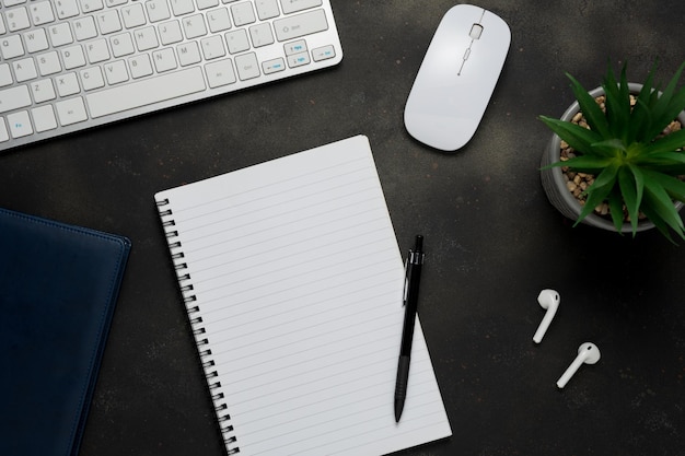 Escritorio moderno con teclado, auriculares, suministros de oficina, vista superior con espacio para copiar