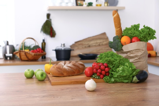 Escritorio con muchas verduras y frutas frescas en la cocina. Concepto de cocina, vegetariano y compras.