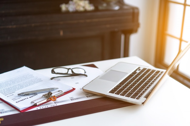 Escritorio de negocios con laptop, gafas, horario de negocios.