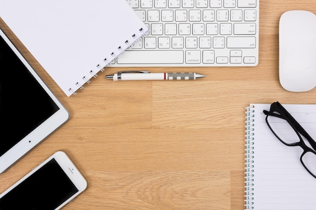 Foto escritorio de negocios con teclado, mouse y bolígrafo