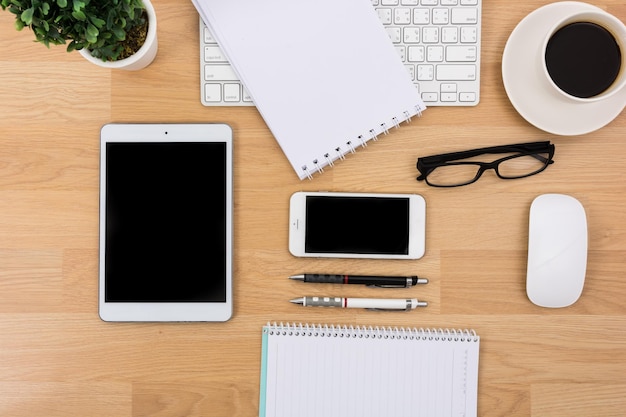 Foto escritorio de negocios con teclado, mouse y bolígrafo