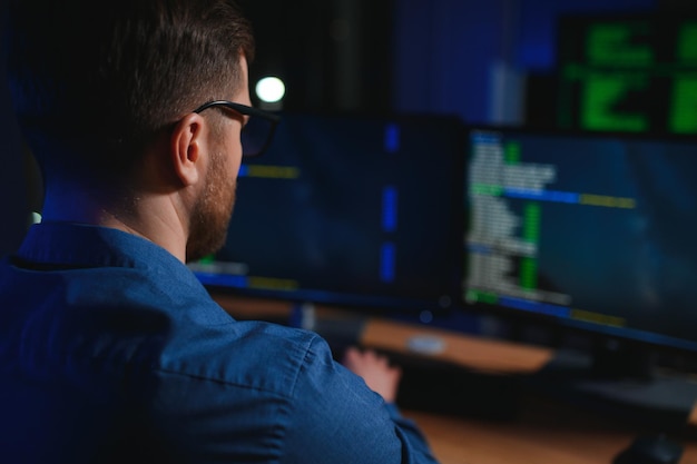 Escritório Noturno Jovem Homem Bonito em Trabalhando em Computador de Mesa Empreendedor Digital Digitalizando Código