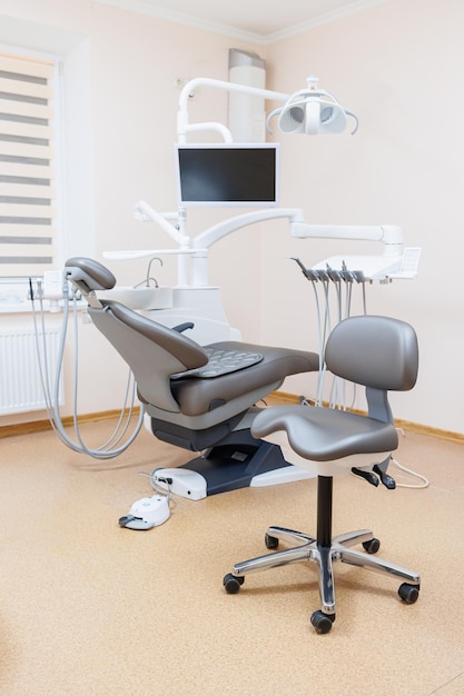 Escritório odontológico moderno e elegante com uma nova cadeira para receber foco seletivo de pacientes