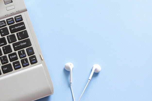 Escritorio de oficina con auriculares y teclado en el fondo rosa Teletrabajo Operación remota