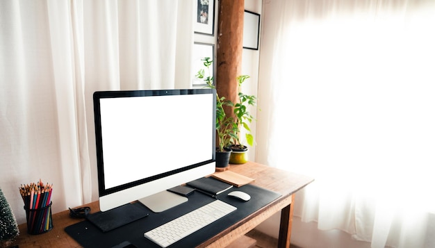 Escritorio de oficina en casaPantalla de computadora en una mesa de madera en la casa