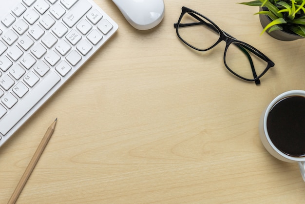 Escritorio de oficina espacio de trabajo y fondo de mesa. | Foto Premium