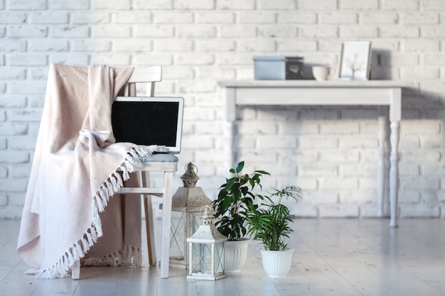 Escritorio de oficina femenino con pantalla de portátil en blanco, flores, café, teléfono inteligente y varias herramientas de oficina. Bosquejo