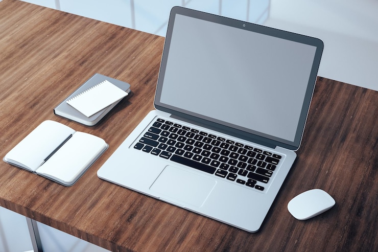 Foto escritorio de oficina de madera con pantalla de portátil vacía