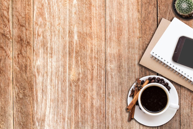 Escritorio de oficina con taza de café y teléfono inteligente